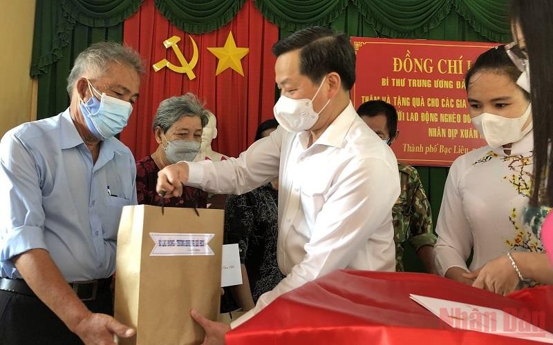 Phó Thủ tướng Lê Minh Khái trao tặng quà cho các gia đình chính sách, hộ nghèo tại TP Bạc Liêu, tỉnh Bạc Liêu.