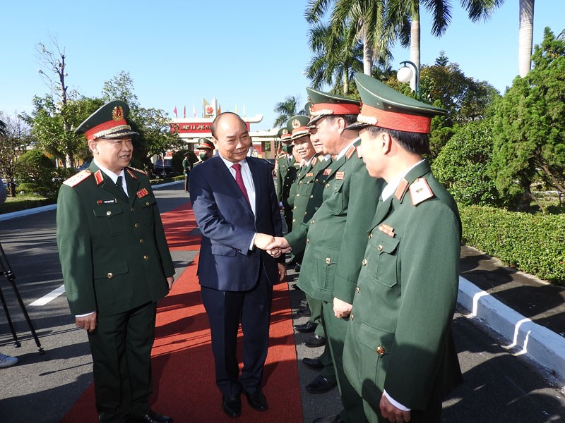 Chủ tịch nước Nguyễn Xuân Phúc thăm hỏi, động viên các tướng lĩnh Quân khu 5.