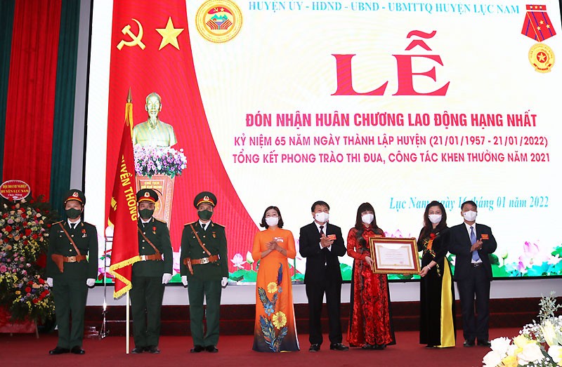 Thừa ủy quyền của Chủ tịch nước, đồng chí Lê Thị Thu Hồng trao Huân chương Lao động hạng Nhất cho Đảng bộ, chính quyền, nhân dân huyện Lục Nam.