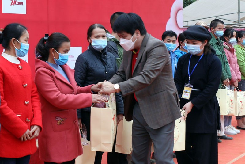 Đại diện Ban tổ chức trao quà cho các hộ nghèo tại huyện Bắc Sơn.