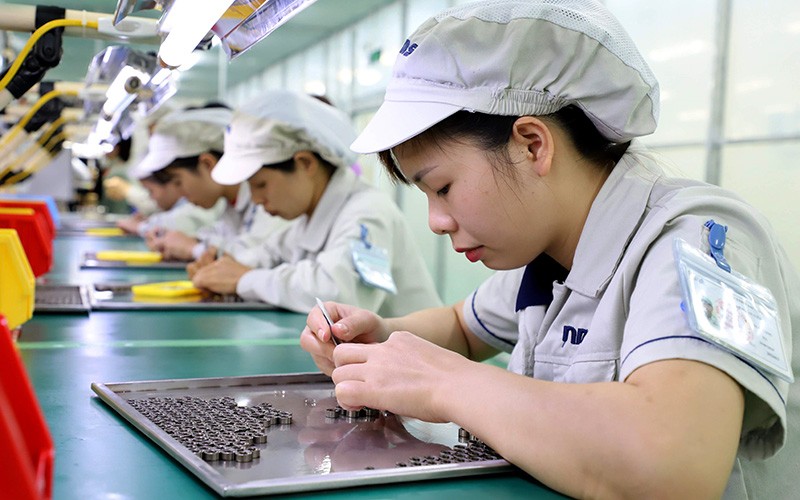 Sản xuất linh kiện điện tử tại Công ty Origin Manufactures Vietnam (doanh nghiệp FDI Nhật Bản) tại Khu công nghiệp Ðồng Văn, tỉnh Hà Nam. Ảnh: VIẾT CHUNG