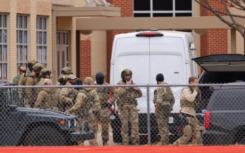 Các thành viên SWAT triển khai gần giáo đường Do Thái ở Colleyville, Texas. (Nguồn: AFP)