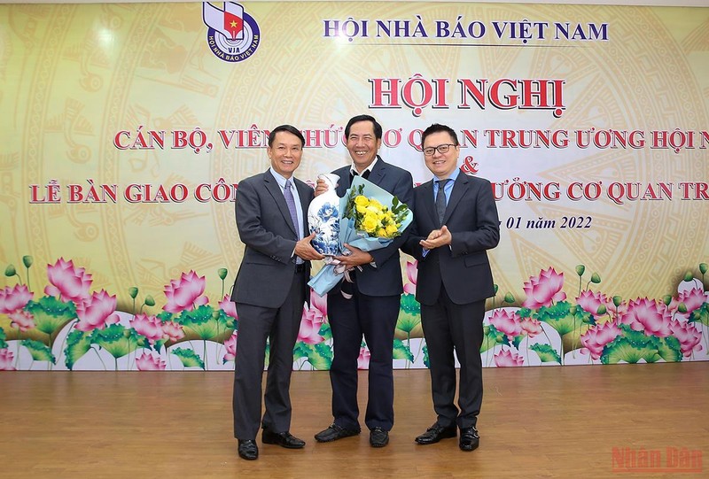 Đồng chí Lê Quốc Minh và đồng chí Nguyễn Đức Lợi tặng hoa đồng chí Thuận Hữu tại lễ bàn giao nhiệm vụ.