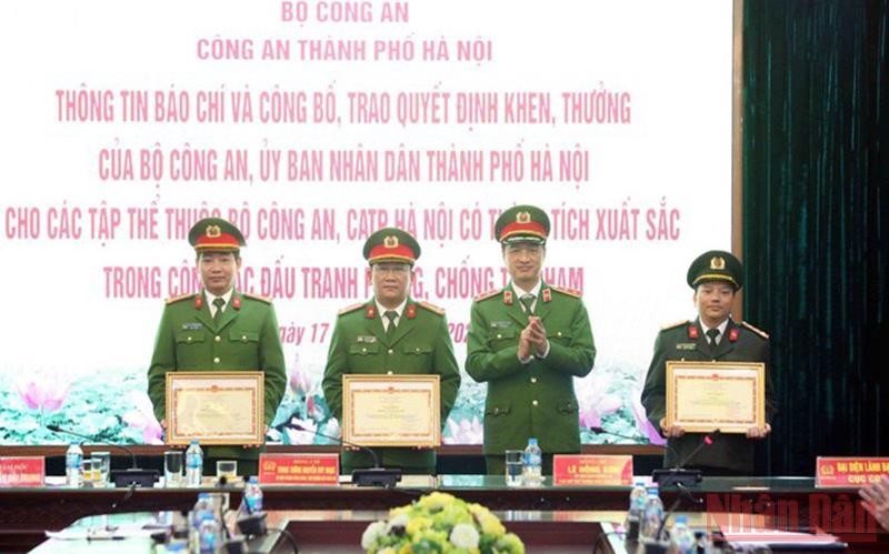 Trung tướng Nguyễn Duy Ngọc trao Bằng khen của Bộ trưởng Công an cho các tập thể có thành tích xuất sắc.