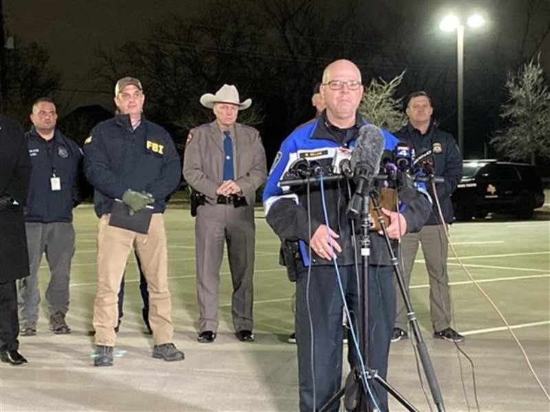 Cảnh sát trưởng thành phố Colleyville Michael Miller phát biểu với báo giới sau khi các con tin bị bắt cóc tại giáo đường ở Colleyville, Texas, Mỹ, được giải cứu ngày 15/1/2022. (Ảnh: AFP/TTXVN)
