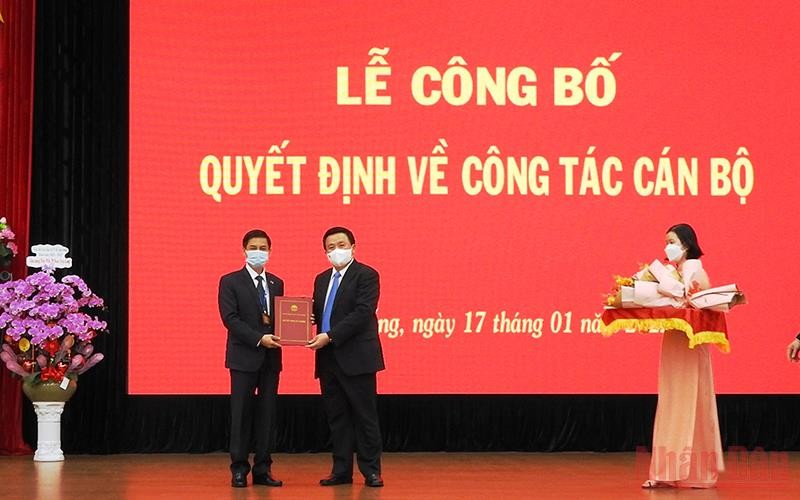 Trao Quyết định bổ nhiệm Giám đốc Học viện Chính trị Khu vực 3 cho PGS, TS Đoàn Triệu Long.