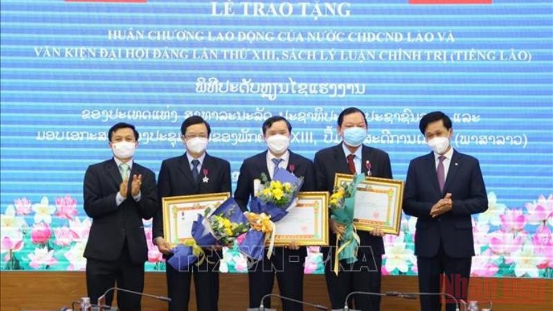 Lễ trao tặng Huân chương Lao động của Lào cho cán bộ, chuyên gia Việt Nam. 