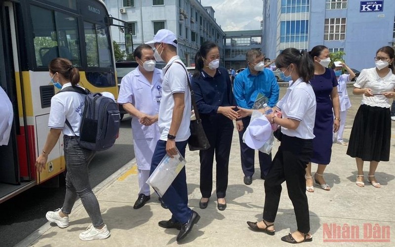 Chủ tịch Công đoàn y tế Việt Nam Phạm Thanh Bình dự lễ đổi quân và động viên chia tay cán bộ y tế Bệnh viện Trung ương Thái Nguyên chi viện cho các tỉnh phía nam.