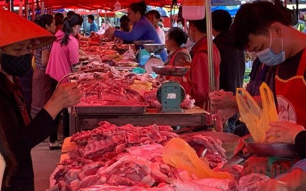 Thịt bò, thịt lợn (loại bình thường) được bày bán tại chợ ở Lào đều là sản phẩm chế biến trong nước. (Ảnh: XUÂN SƠN)