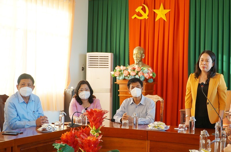 Phó Chủ tịch nước phát biểu với lãnh đạo Tỉnh ủy Sóc Trăng.