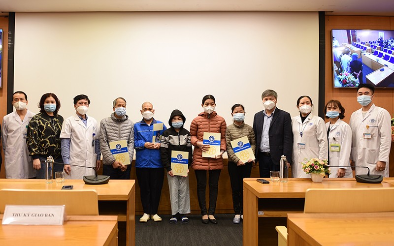 Lãnh đạo Bảo hiểm xã hội Hà Nội tặng quà bệnh nhân bảo hiểm y tế tại Bệnh viện đa khoa Xanh Pôn. (Ảnh: Bảo hiểm xã hội Hà Nội) 