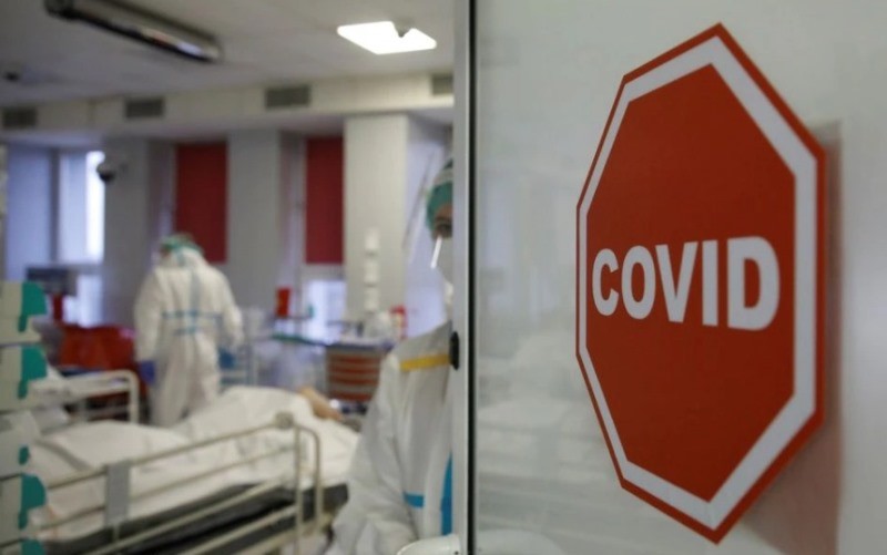 Điều trị bệnh nhân Covid-19 tại Bệnh viện Bộ Nội vụ Ba Lan ở Warsaw, Ba Lan, ngày 8/11/2021. (Ảnh: REUTERS)