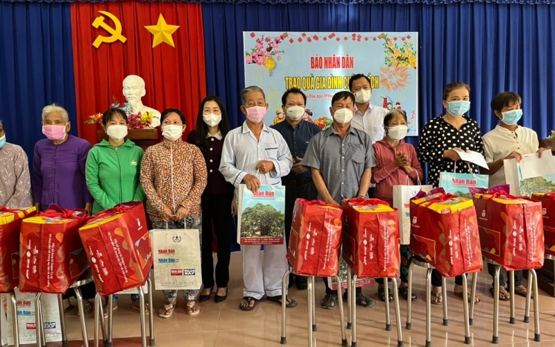 Đại diện Báo Nhân Dân tặng quà gia đình chính sách tại huyện Gò Dầu (Tây Ninh).