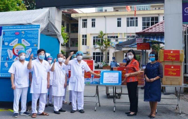Lãnh đạo Ủy ban Mặt trận tổ quốc Việt Nam thành phố Hà Nội trao quà hỗ trợ Bệnh viện Phổi Hà Nội.