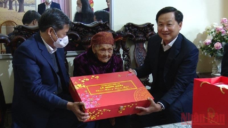 Phó Thủ tướng Chính phủ và Bí thư Tỉnh ủy Sơn La tặng quà tết Mẹ Việt Nam Anh hùng Đoàn Thị Diệp.