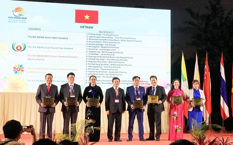 Thứ trưởng Văn hóa, Thể thao và Du lịch Đoàn Văn Việt cùng đại diện địa phương, đơn vị tham dự nhận giải. (Ảnh: Tổng cục Du lịch)