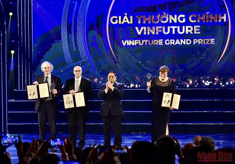 Thủ tướng trao giải thưởng VinFuture cho ba nhà khoa học phát minh công nghệ mRNA. Ảnh: TRẦN HẢI