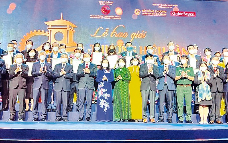 Đội ngũ doanh nhân đã có nhiều đóng góp vào sự phát triển kinh tế-xã hội của thành phố. Trong ảnh: Các doanh nghiệp được tôn vinh tại Giải thưởng Doanh nghiệp thương hiệu vàng TP Hồ Chí Minh năm 2021.
