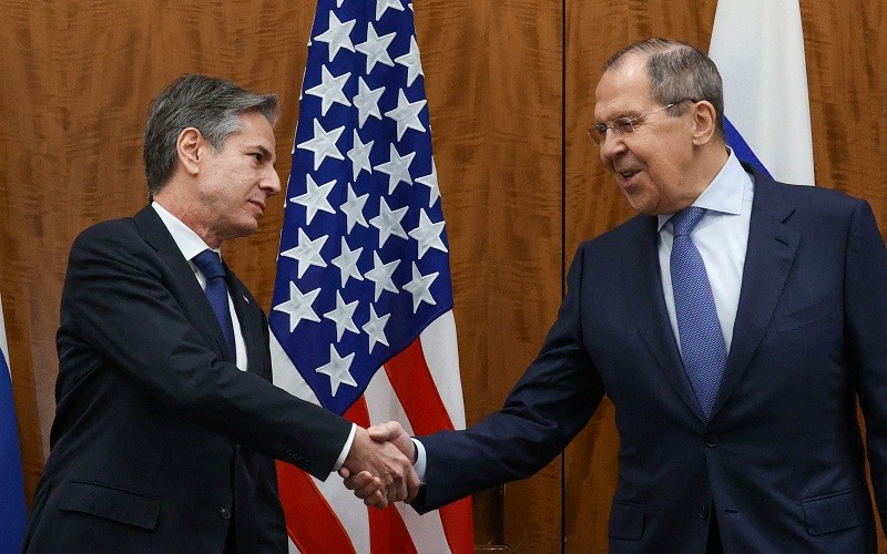 Bộ trưởng Ngoại giao Mỹ Antony Blinken (bên trái) gặp người đồng cấp Nga Sergei Lavrov tại Geneva. (Ảnh: Reuters)