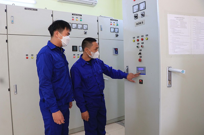 Công nhân Trạm bơm Phú Mỹ, huyện Thuận Thành, tỉnh Bắc Ninh kiểm tra, vận hành trạm bơm. 