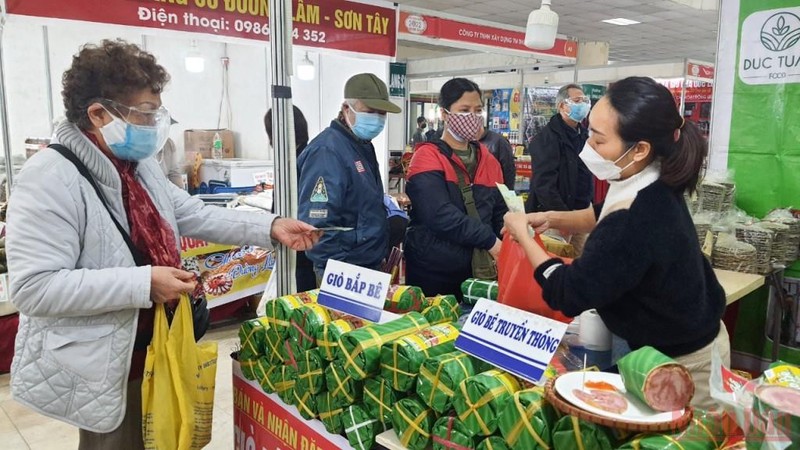 Hội chợ Xuân Nhâm Dần thu hút người dân Thủ đô tham quan mua sắm. (Ảnh: THANH TRÀ)