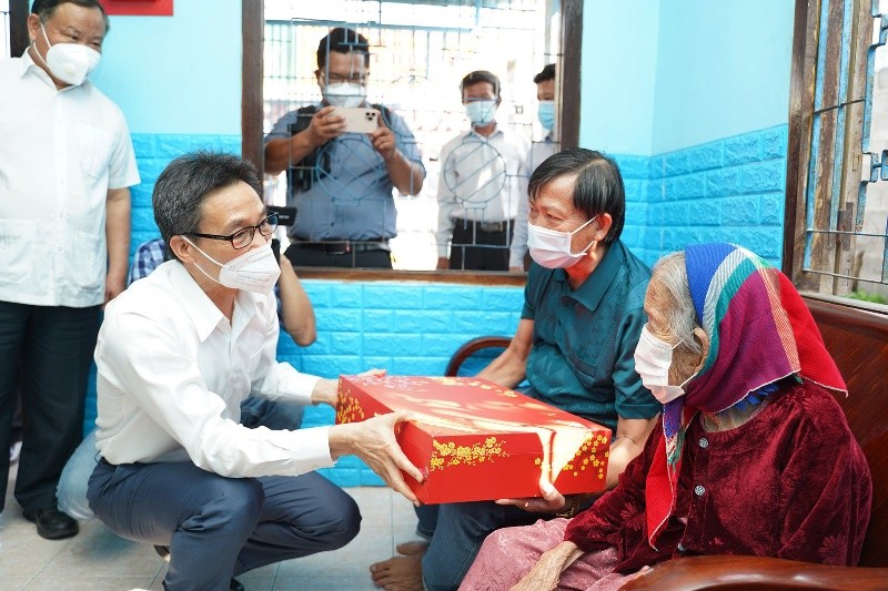 Phó Thủ tướng Vũ Đức Đam thăm, chúc Tết Mẹ Việt Nam Anh hùng Lê Thị Đặng, 89 tuổi ở phường Phú Tài, thành phố Phan Thiết (Bình Thuận).