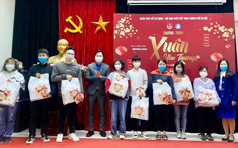 Đại diện Thành đoàn, Hội Sinh viên thành phố Hà Nội và các đơn vị liên quan trao quà Tết tặng sinh viên có hoàn cảnh đặc biệt khó khăn.