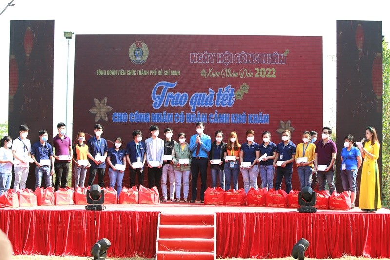 Đại diện Công đoàn Viên chức Thành phố Hồ Chí Minh trao quà, vé tàu, vé máy bay cho công nhân có hoàn cảnh khó khăn.