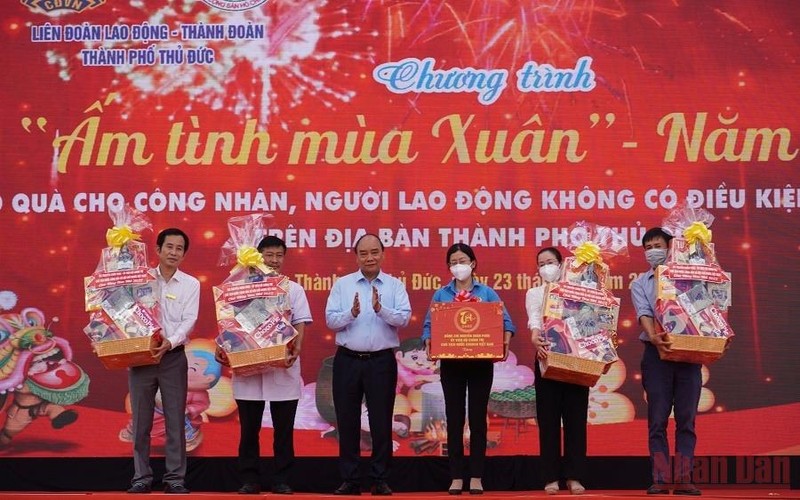 Chủ tịch nước Nguyễn Xuân Phúc trao quà Tết cho Lực lượng y tế thành phố Thủ Đức tham gia chống dịch.