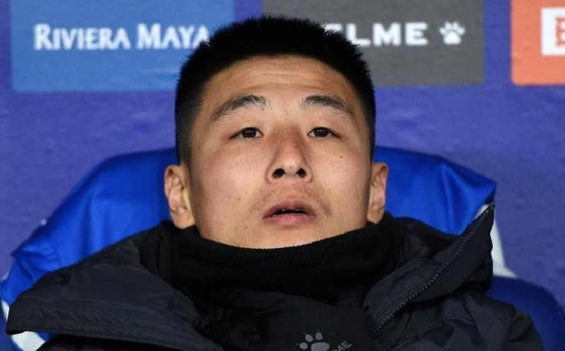 Wu Lei trên băng ghế dự bị Espanyol. (Ảnh: MundoDeportivo)
