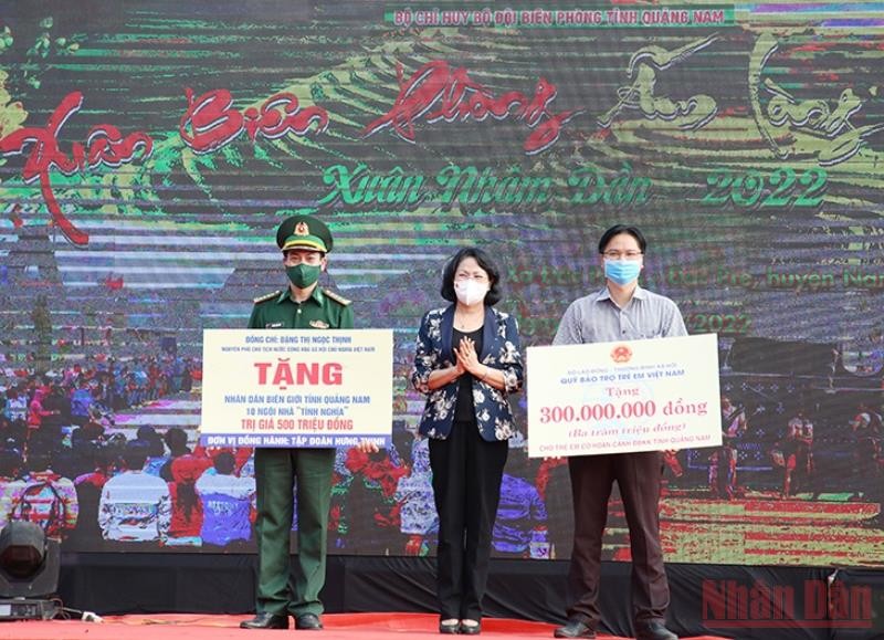 Đồng chí Đặng Thị Ngọc Thịnh trao bảng biểu trưng học bổng và nhà tình nghĩa tặng nhân dân biên giới tỉnh Quảng Nam.