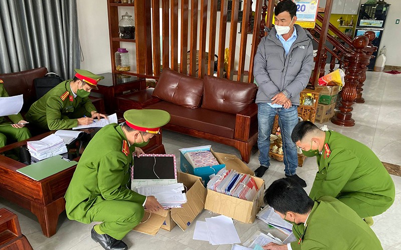 Phòng Cảnh sát kinh tế Công an tỉnh Thừa Thiên Huế khám xét một doanh nghiệp tại xã Thủy Phù, thị xã Hương Thủy, phát hiện nhiều hóa đơn mua bán trái phép. Ảnh: MẠNH HÙNG