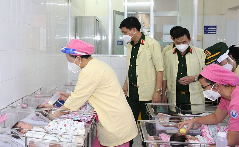 Đoàn công tác Bộ Quốc phòng thăm, tặng quà các cháu sơ sinh gặp hoàn cảnh khó khăn do dịch Covid-19 (ảnh trên).
