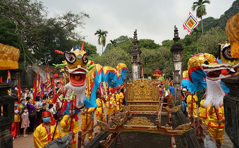 Biểu tượng rồng thể hiện quyền lực của triều đại nhà Đinh được tái hiện trong lễ hội Hoa Lư (Ninh Bình).