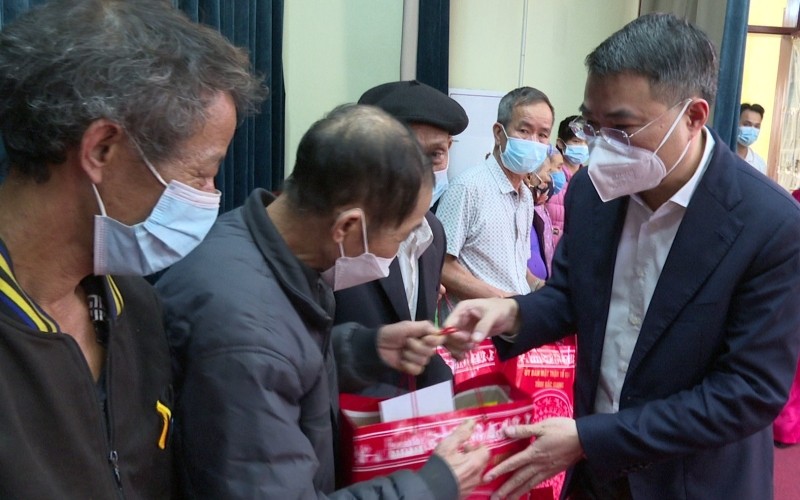 Đồng chí Lê Minh Hưng tặng quà Tết cho các gia đình chính sách tại huyện Yên Dũng.
