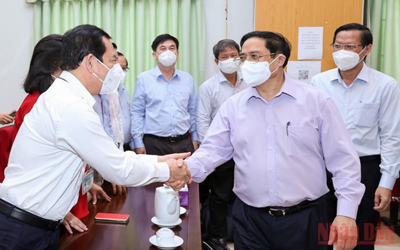 Thủ tướng Phạm Minh Chính thăm, chúc Tết và tặng quà đội ngũ cán bộ, y bác sĩ, nhân viên y tế Thành phố Hồ Chí Minh. (Ảnh: Nhật Bắc)