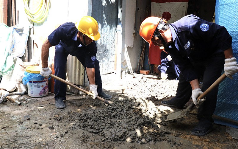 Công nhân Sawaco trám lấp nhiều giếng khoan ở các khu vực đã có hệ thống cấp nước của thành phố.