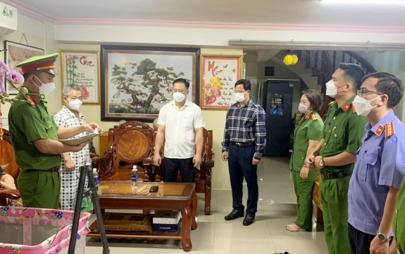 Đại diện Cơ quan Cảnh sát điều tra, Công an tỉnh Đồng Nai đọc lệnh bắt bị can Võ Cao Cường (thứ ba từ trái sang).