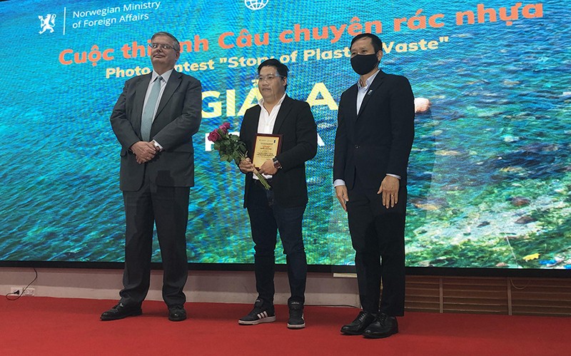 Tác giả Nguyễn Giang Nam, phóng viên báo điện tử Tổ quốc, nhận Giải A của cuộc thi ảnh “Câu chuyện rác nhựa”.