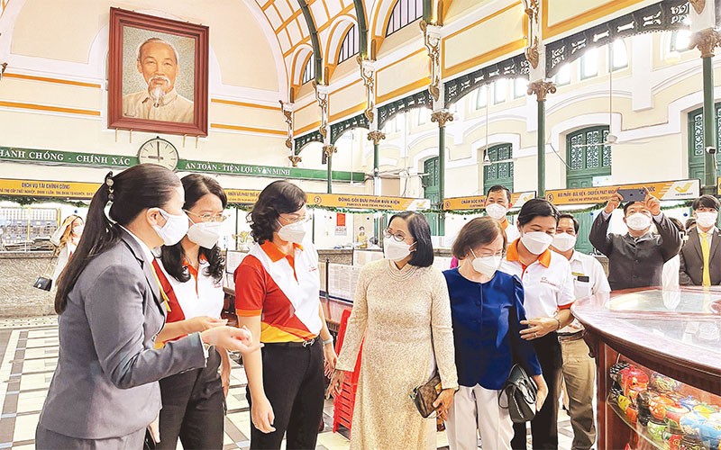 Du khách tham gia tour tham quan mua sắm tại thành phố Hồ Chí Minh.