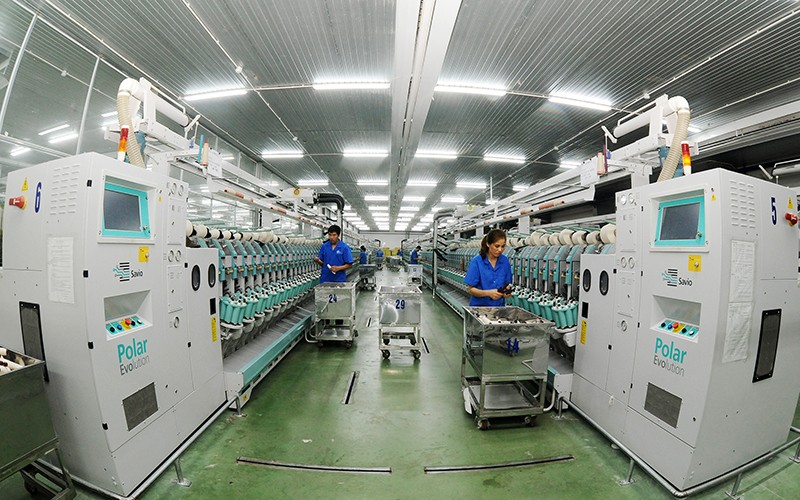 Công nhân Công ty TNHH Một thành viên Dệt 8-3 vận hành dây chuyền sản xuất sợi.