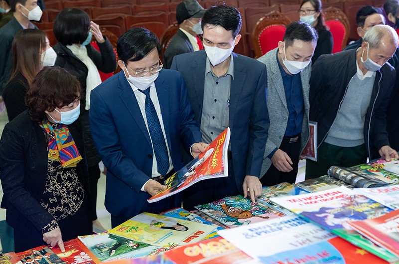 Các đồng chí lãnh đạo Tỉnh Hà Nam và nhân dân tham quan trưng bày báo Tết, báo Xuân năm 2022.