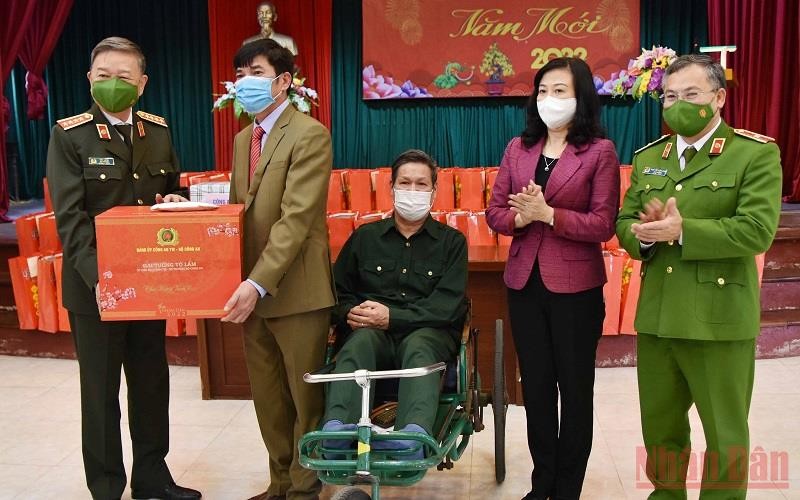 Bộ trưởng Công an Tô Lâm tặng quà Trung tâm điều dưỡng thương binh Thuận Thành và các thương, bệnh binh.
