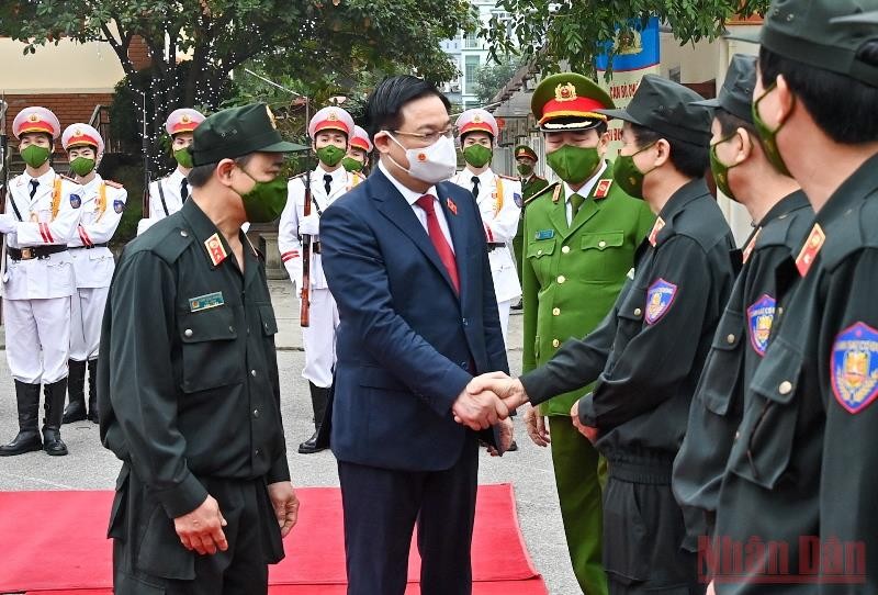 Chủ tịch Quốc hội Vương Đình Huệ với cán bộ chỉ huy Bộ Tư lệnh Cảnh sát cơ động. (Ảnh: Duy Linh)