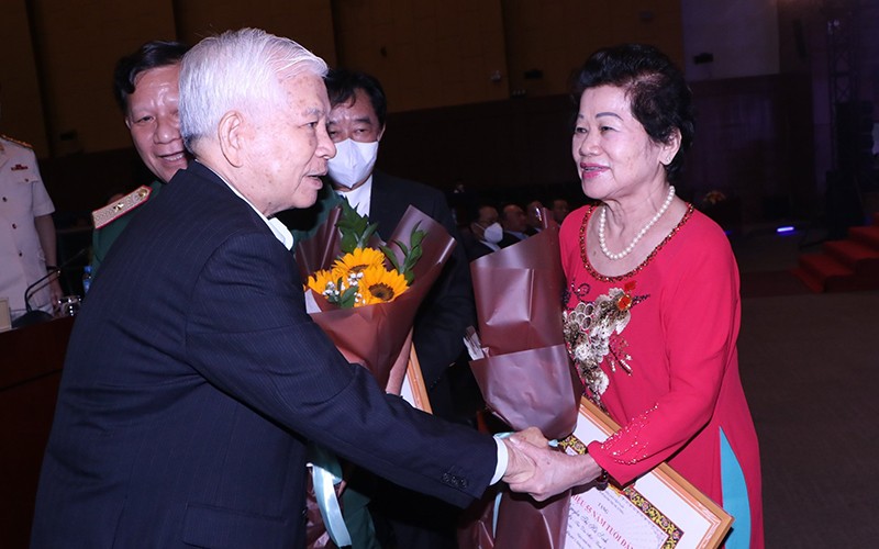 Nguyên Chủ tịch nước Nguyễn Minh Triết thăm hỏi các cán bộ lão thành.