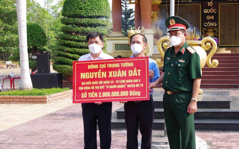 Trung tướng Nguyễn Xuân Dắt đã trao bảng tượng trưng vận động hỗ trợ “Quỹ vì người nghèo” huyện Mỹ Tú.