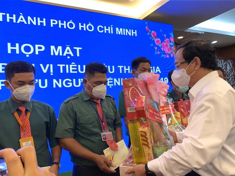Đồng chí Nguyễn Văn Nên, Ủy viên Bộ Chính trị, Bí thư Thành ủy thành phố Hồ Chí Minh, thăm hỏi, tặng quà lực lượng lái xe tham gia chống dịch Covid-19.