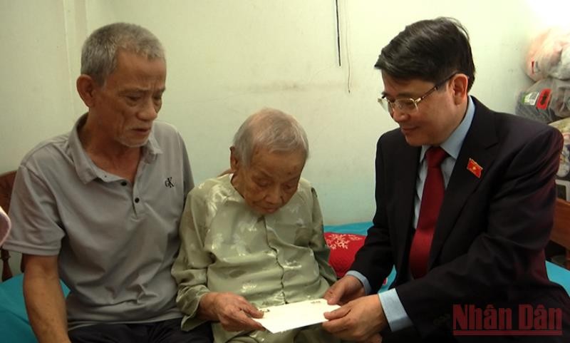 Phó Chủ tịch Quốc hội Nguyễn Đức Hải tặng quà gia đình chính sách tại xã Tam Xuân 1.