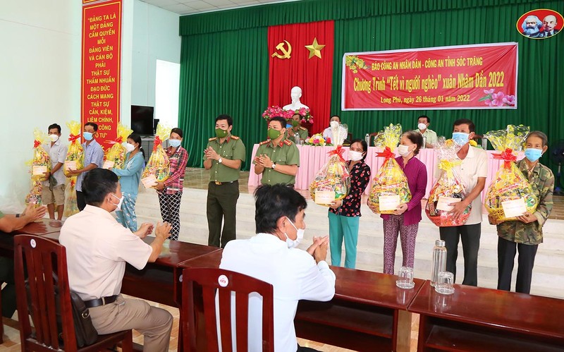 Trao quà cho người dân có hoàn cảnh khó khăn tại huyện Long Phú.