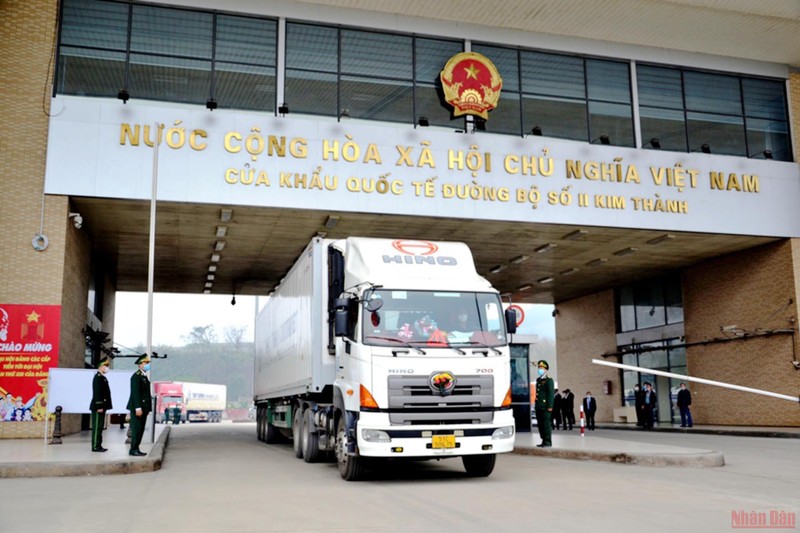 Thông quan xuất khẩu thanh long sang Hà Khẩu (Trung Quốc) qua Cửa khẩu Kim Thành (Lào Cai). (Ảnh: Quốc Hồng)